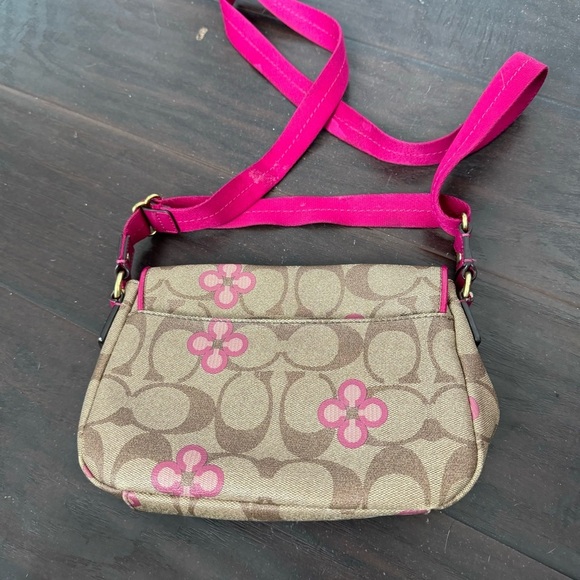 Coach Peyton signature cross body purse - Picture 4 of 8